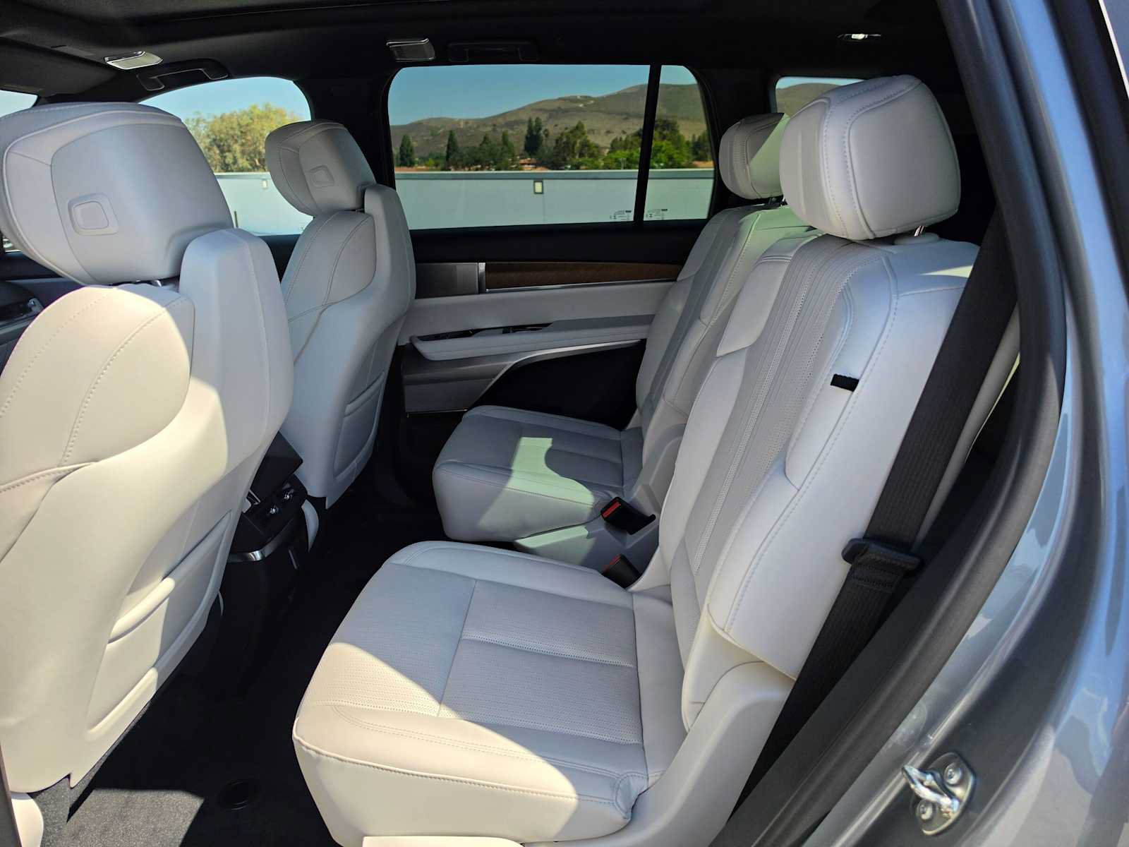 New 2027 Cadillac Vistiq Luxury w/ LPO, Premium Carpet Package AWD/4WD image 17