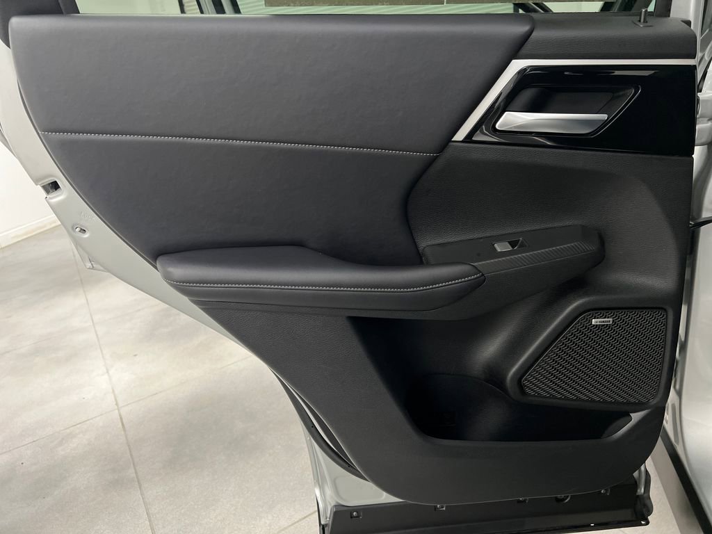 Used 2025 Mitsubishi Outlander SE AWD/4WD image 16