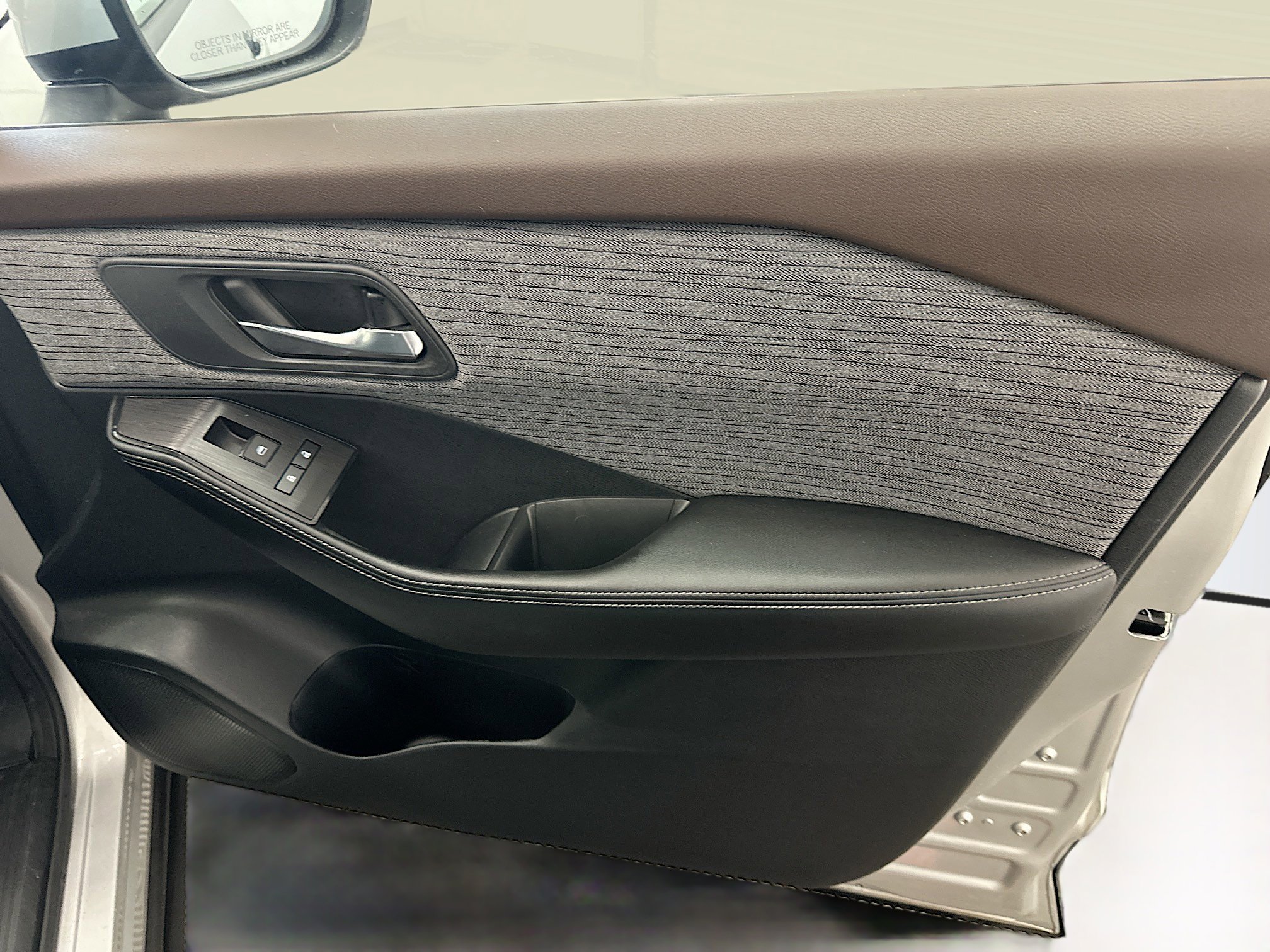 Used 2023 Nissan Rogue SV image 32