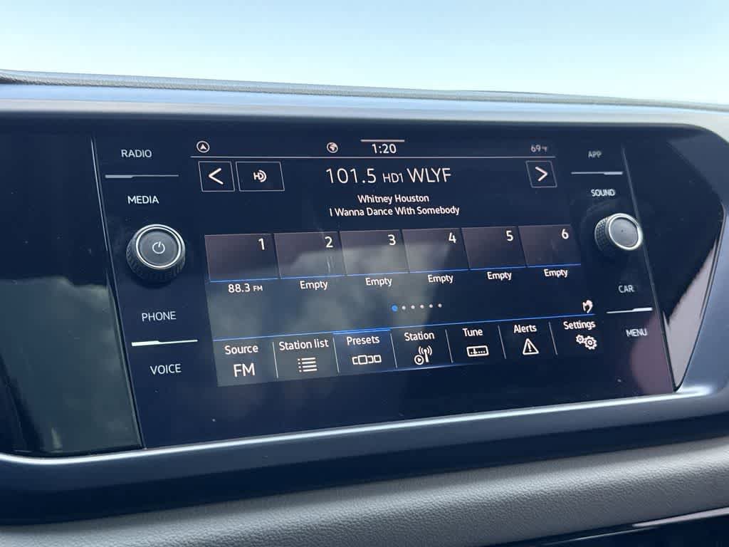 Used 2022 Volkswagen Taos SE w/ Panoramic Sunroof Package FWD image 18