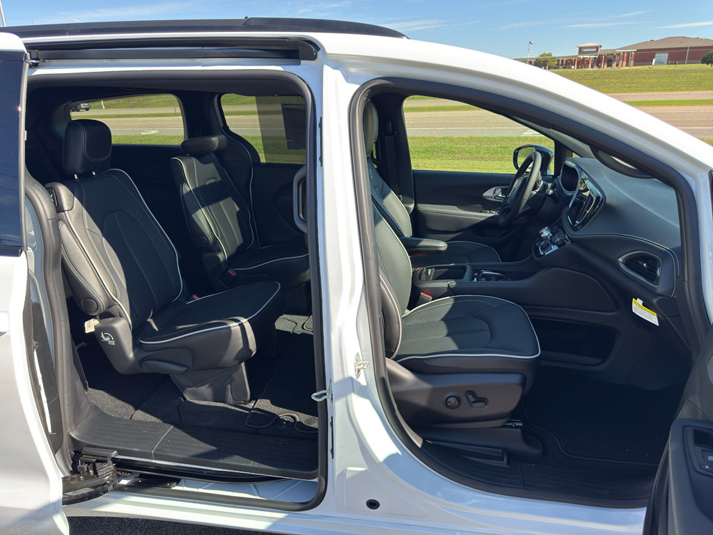 New 2026 Chrysler Pacifica Limited w/ S Appearance Package FWD image 10