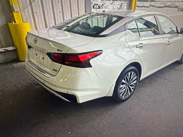 Used 2023 Nissan Altima 2.5 SV AWD/4WD image 5