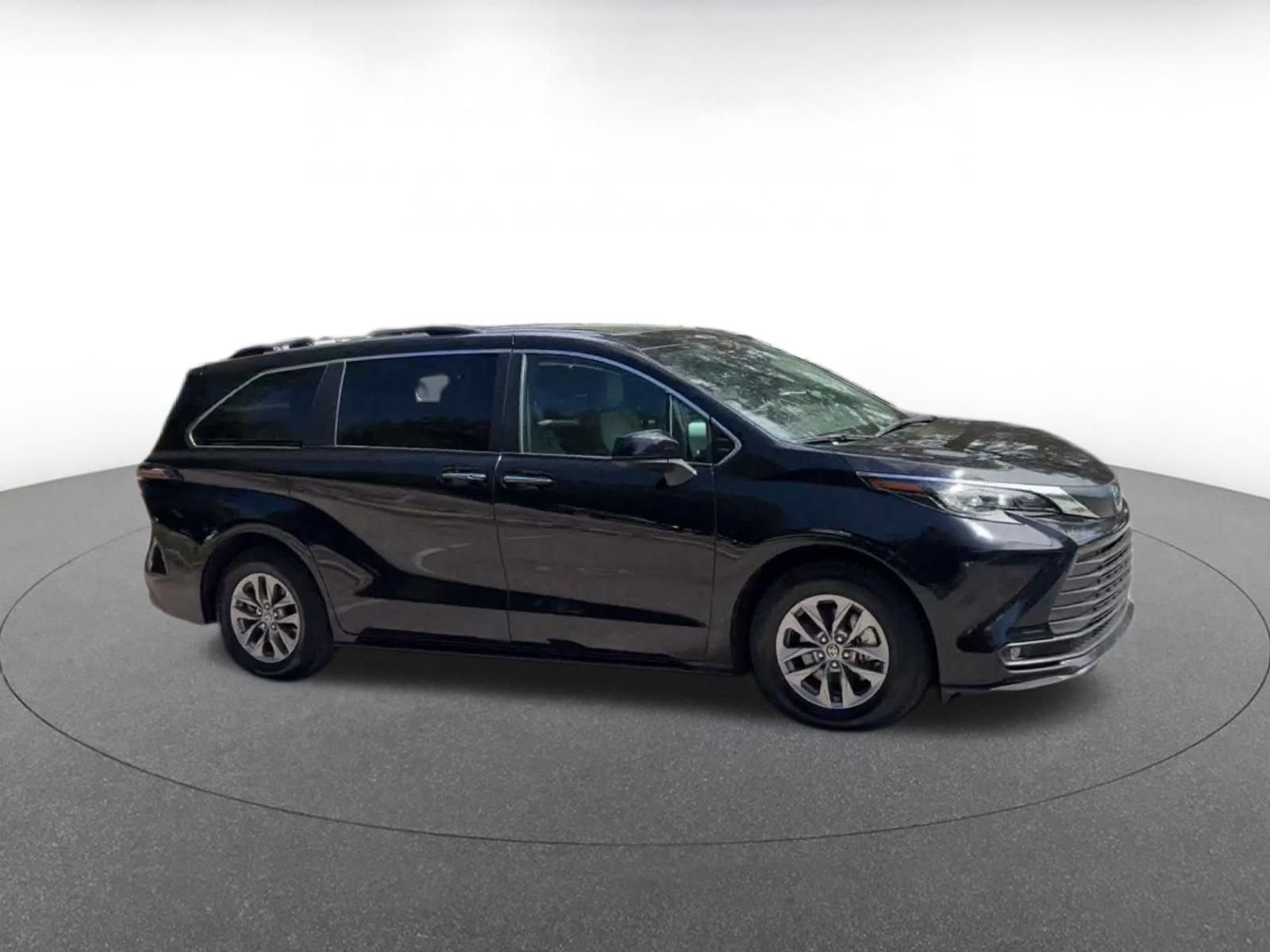 Used 2025 Toyota Sienna XLE FWD video 2