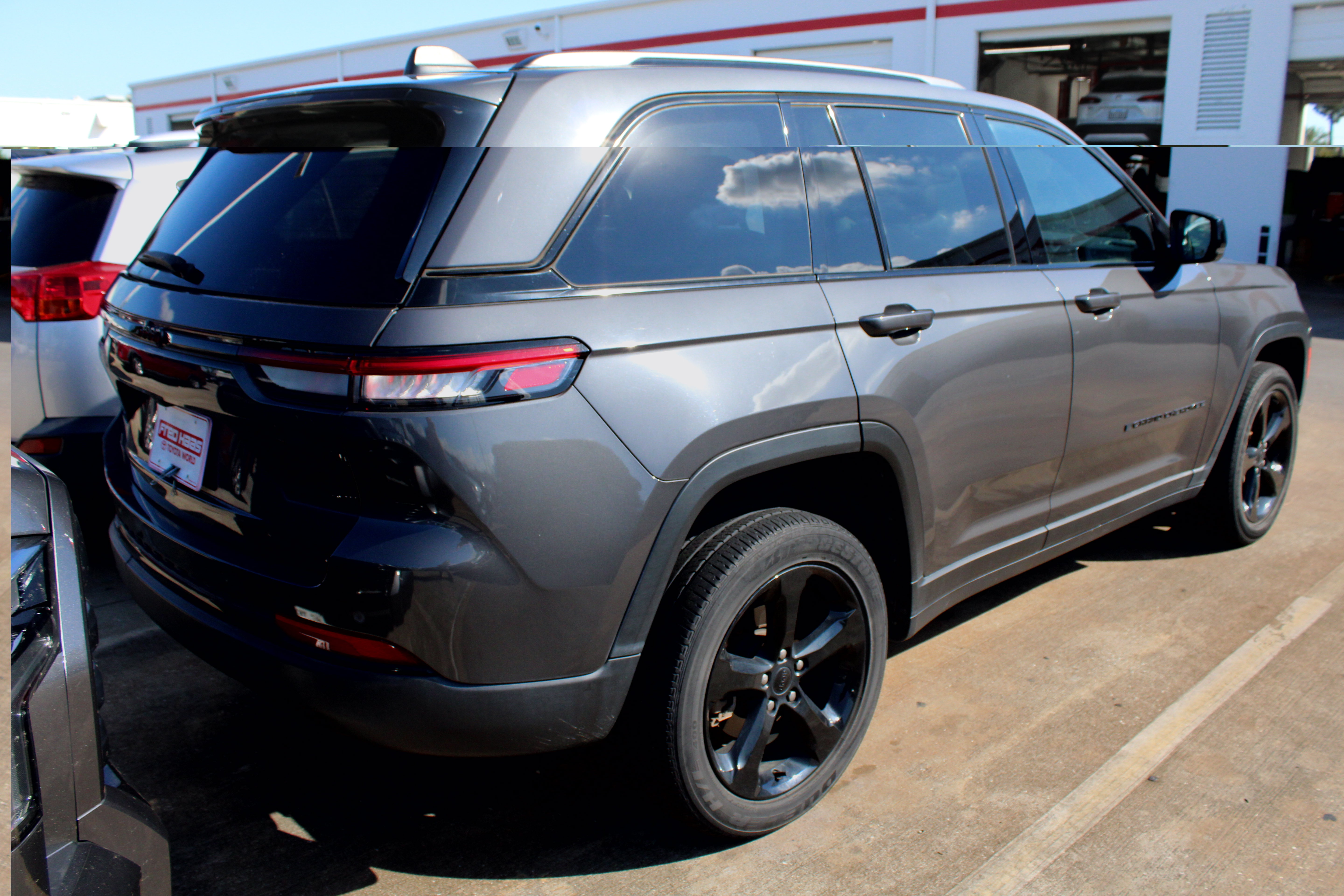 Used 2022 Jeep Grand Cherokee Altitude RWD image 11