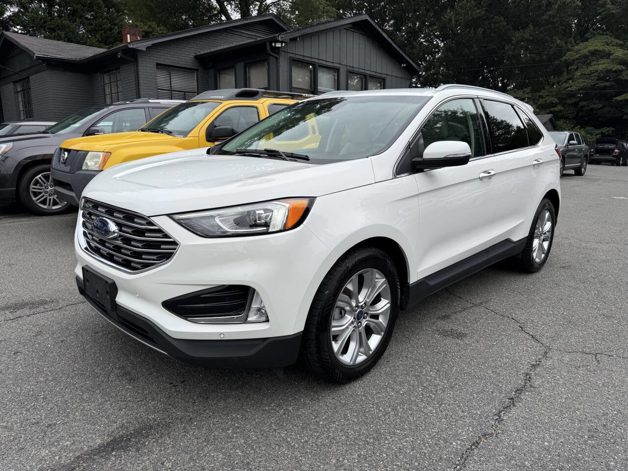 Used 2020 Ford Edge Titanium image 2