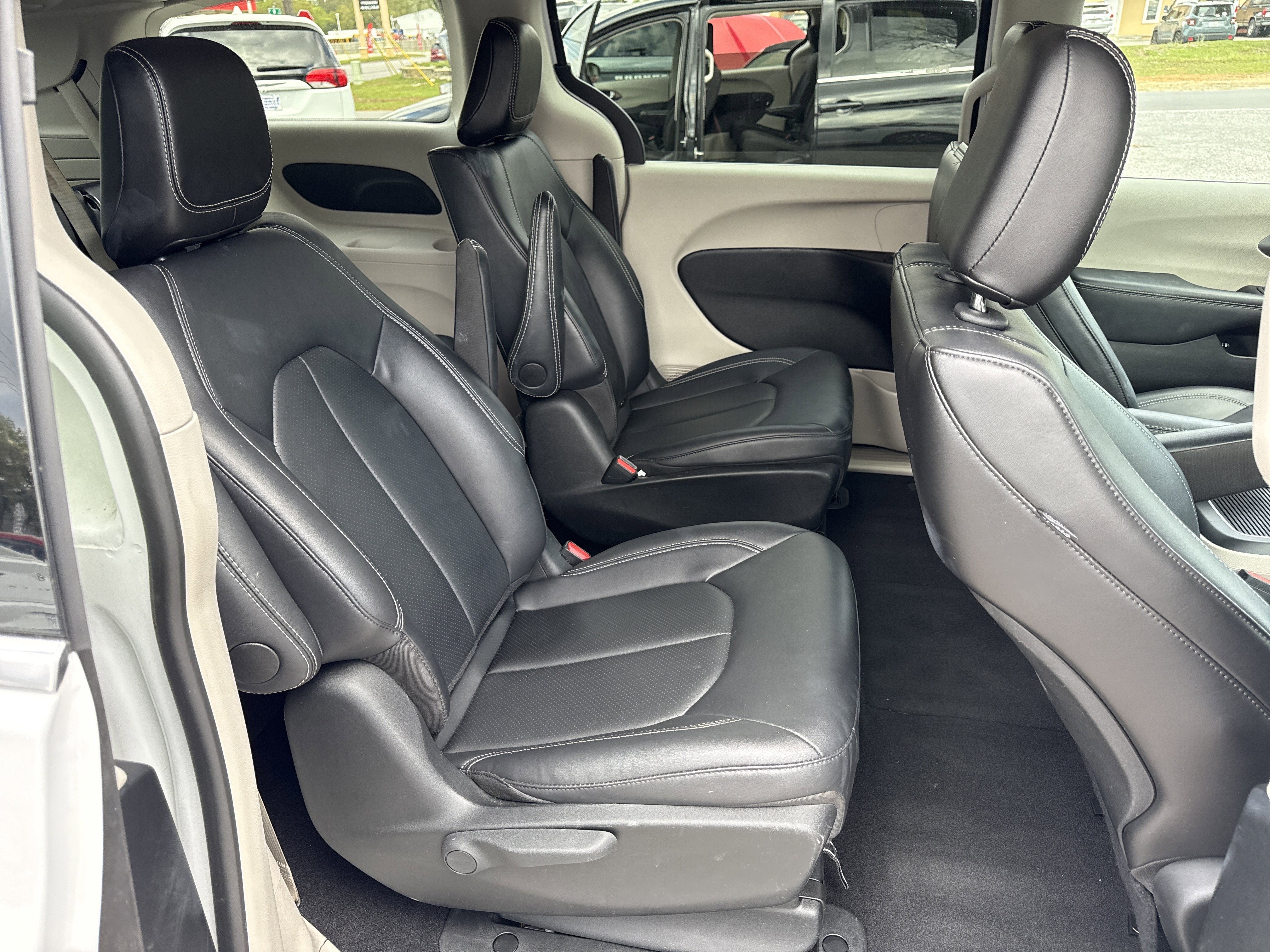 Used 2024 Chrysler Pacifica Select image 28