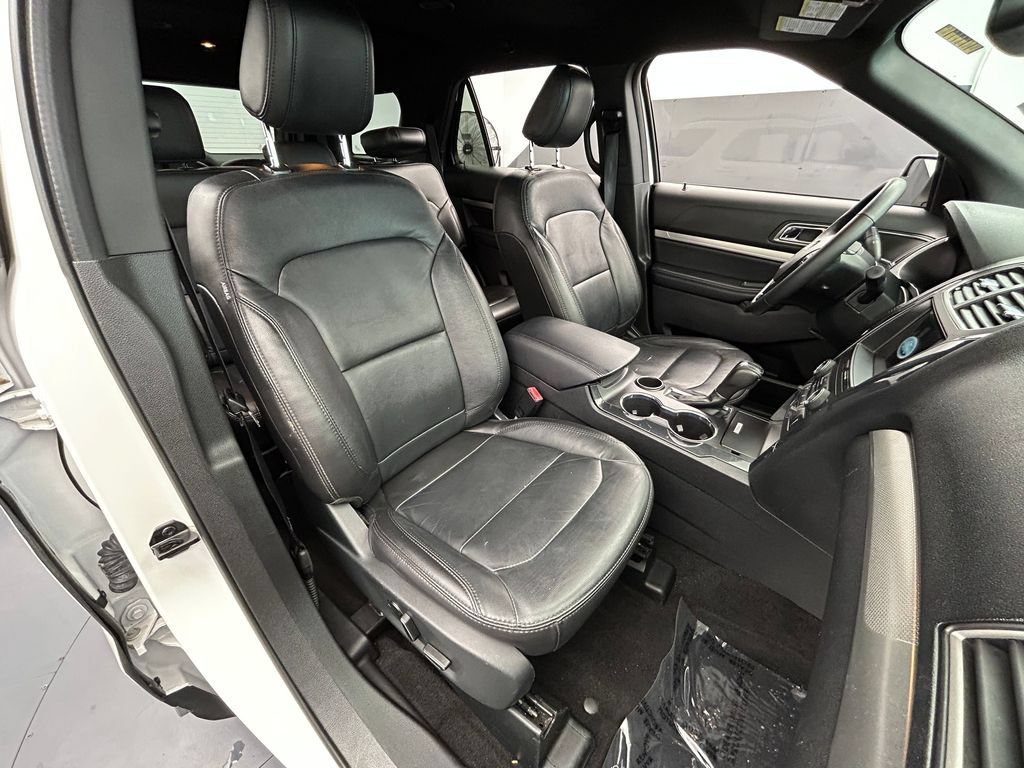 Used 2018 Ford Explorer XLT w/ Equipment Group 202A FWD image 44