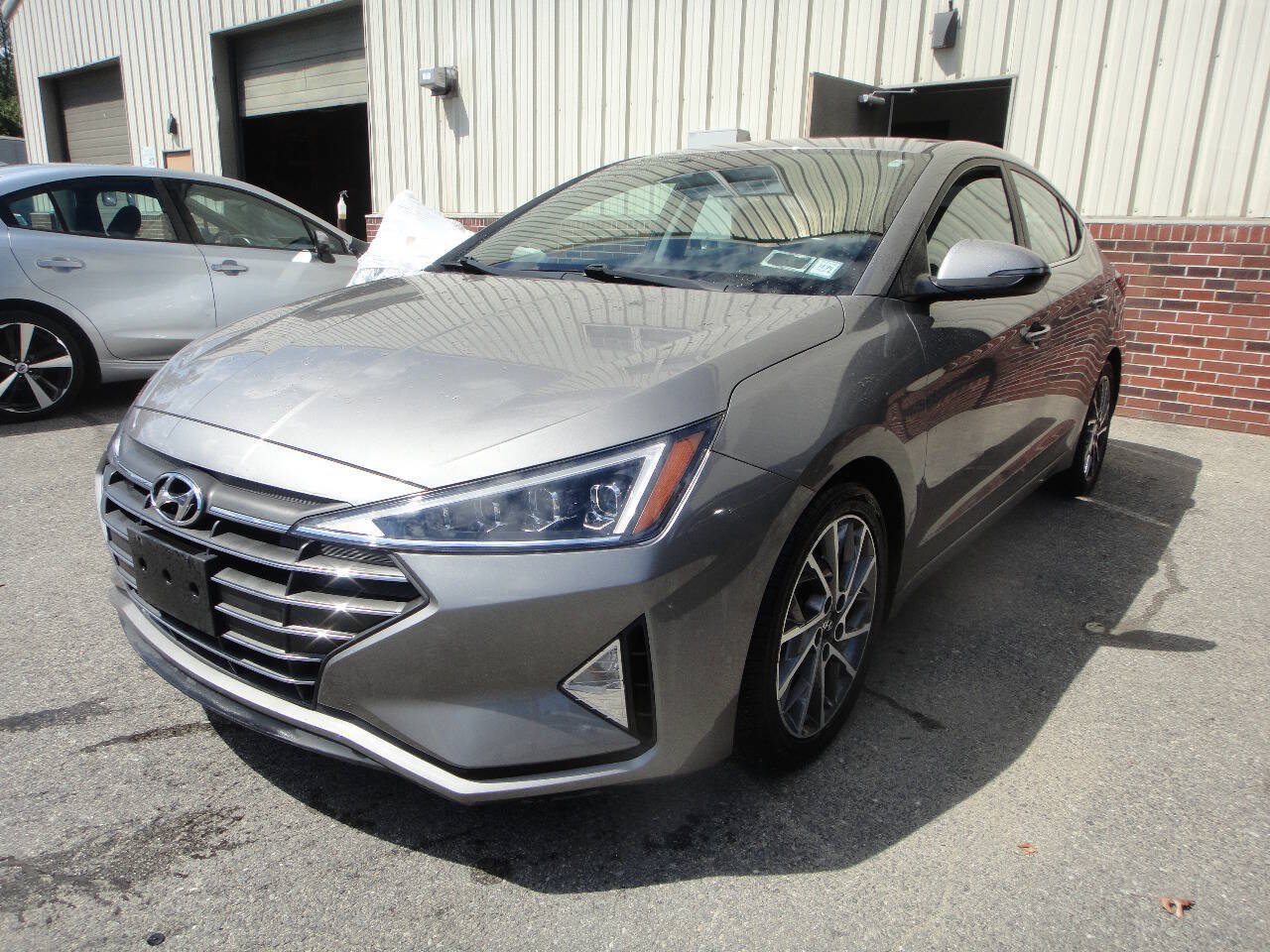 Used 2020 Hyundai Elantra Limited w/ Cargo Package (C1) FWD image 1