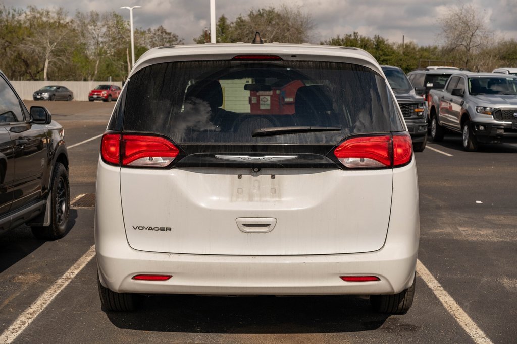 Used 2022 Chrysler Voyager LX image 4