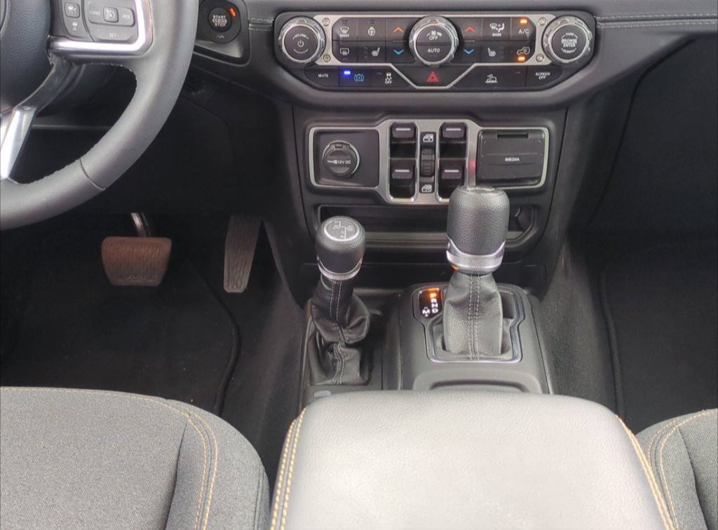 Used 2025 Jeep Wrangler Unlimited Sahara w/ Safety Group AWD/4WD image 20