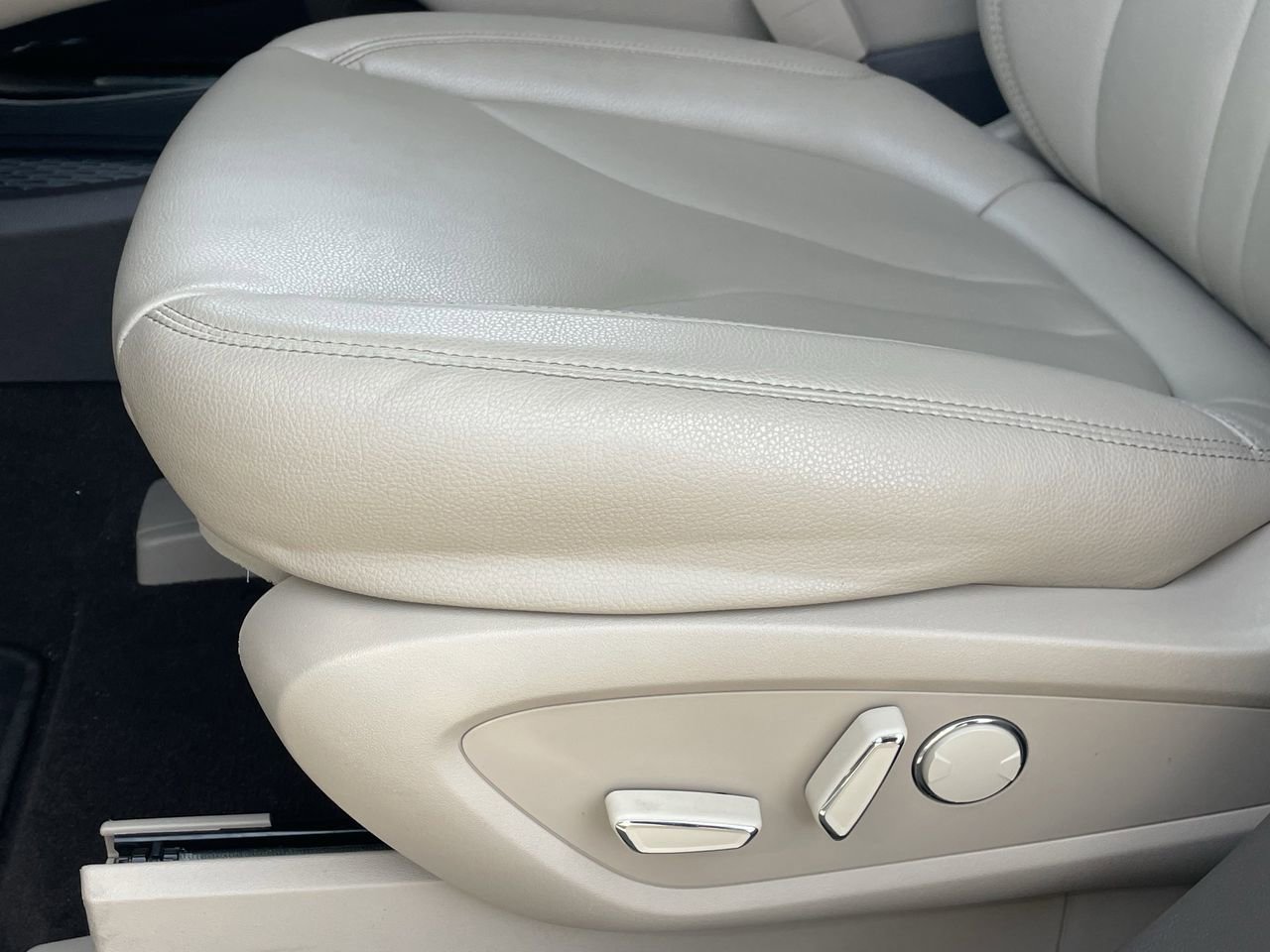 Used 2022 Lincoln Nautilus FWD w/ Premium Package image 24