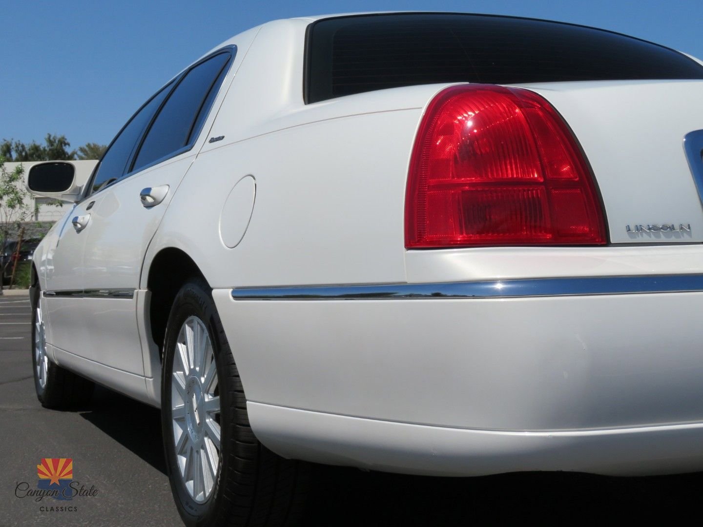 Used 2003 Lincoln Town Car Executive image 25