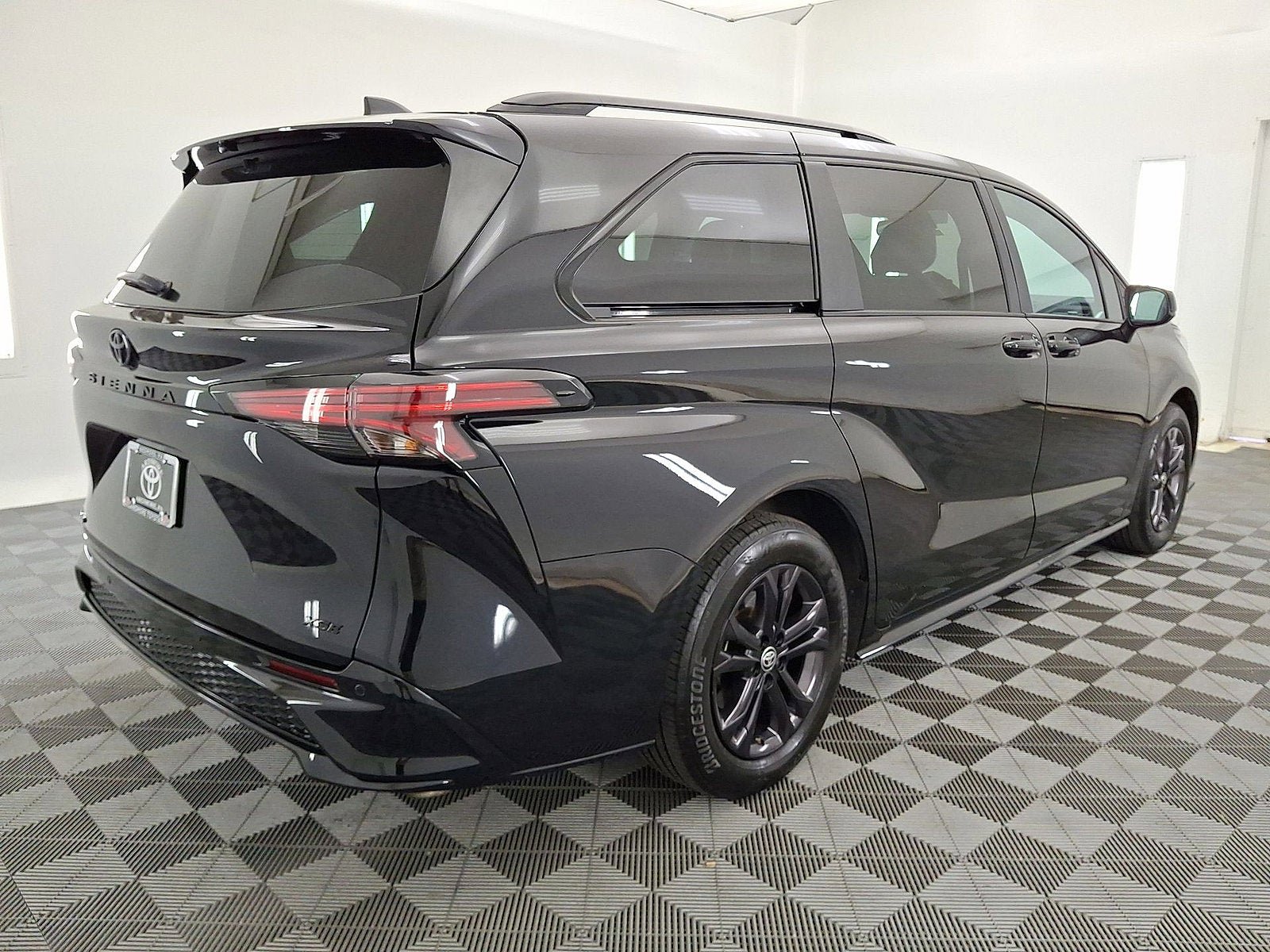 Used 2025 Toyota Sienna XSE w/ XSE Plus Package image 25