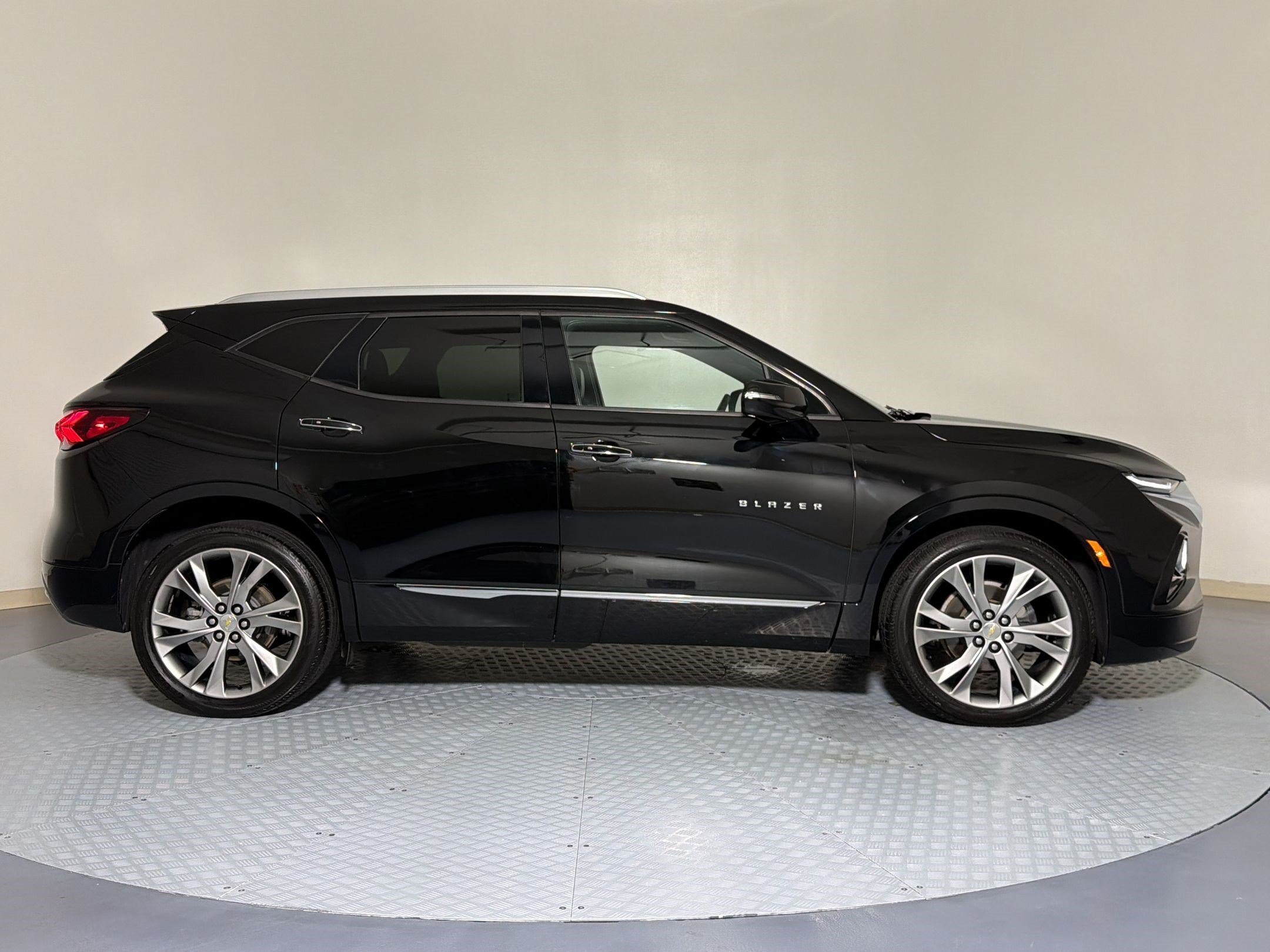 Used 2019 Chevrolet Blazer Premier w/ Sun and Wheels Package AWD/4WD image 8