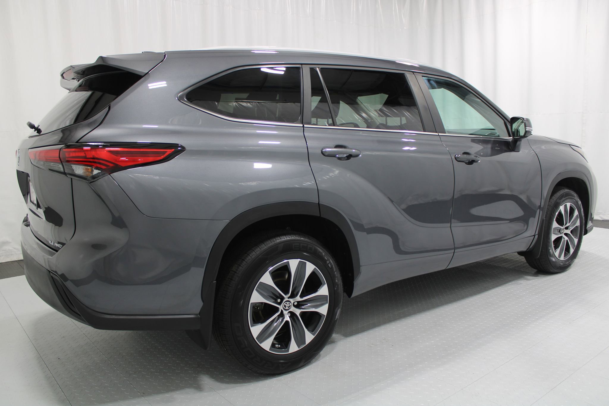 Used 2023 Toyota Highlander XLE AWD/4WD image 6