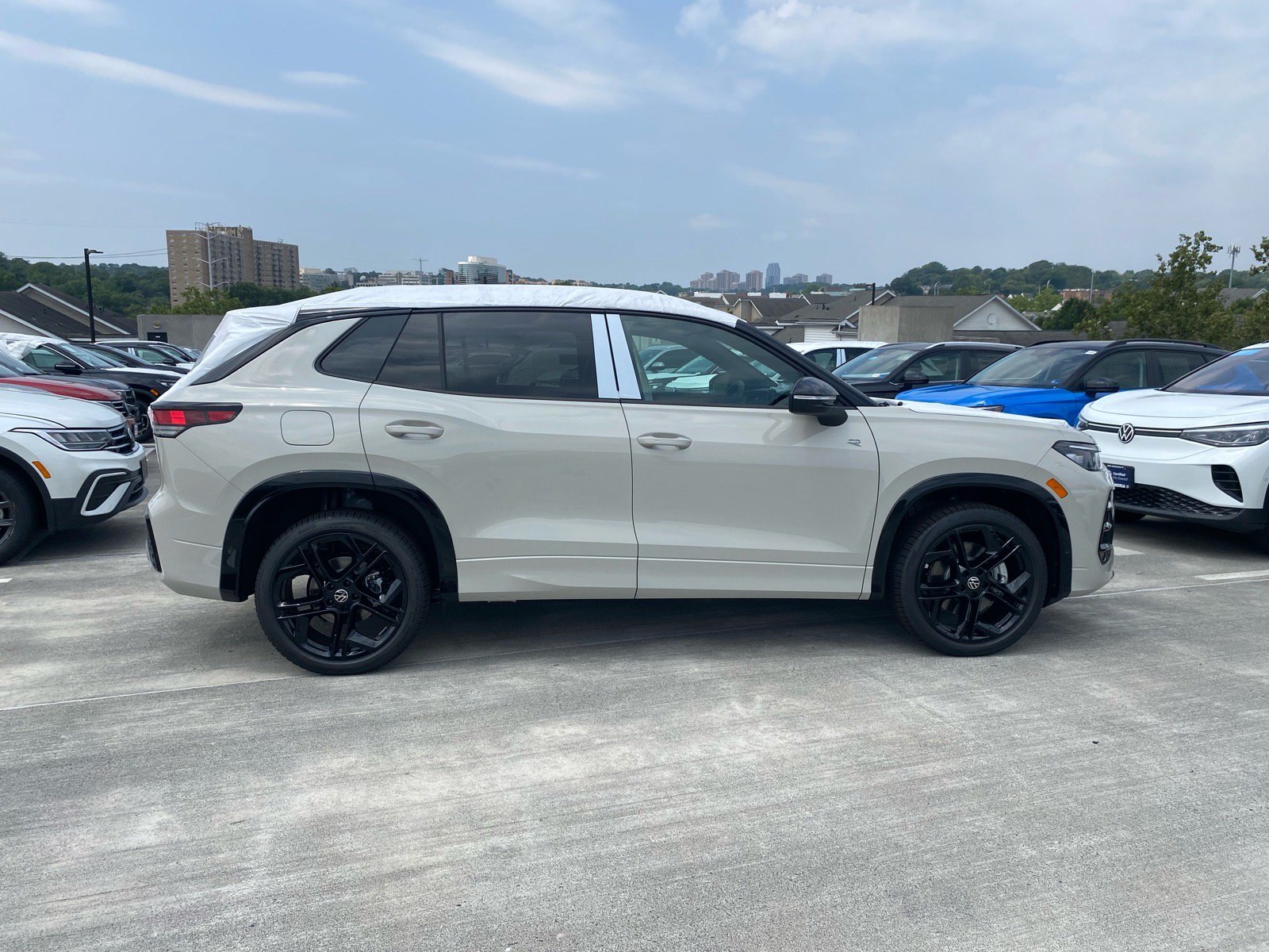 New 2026 Volkswagen Tiguan SE R-Line AWD/4WD image 2
