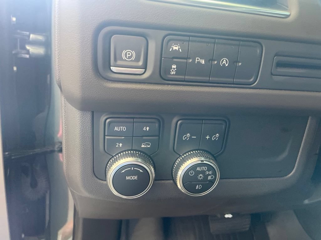 Used 2023 GMC Yukon SLT AWD/4WD image 9