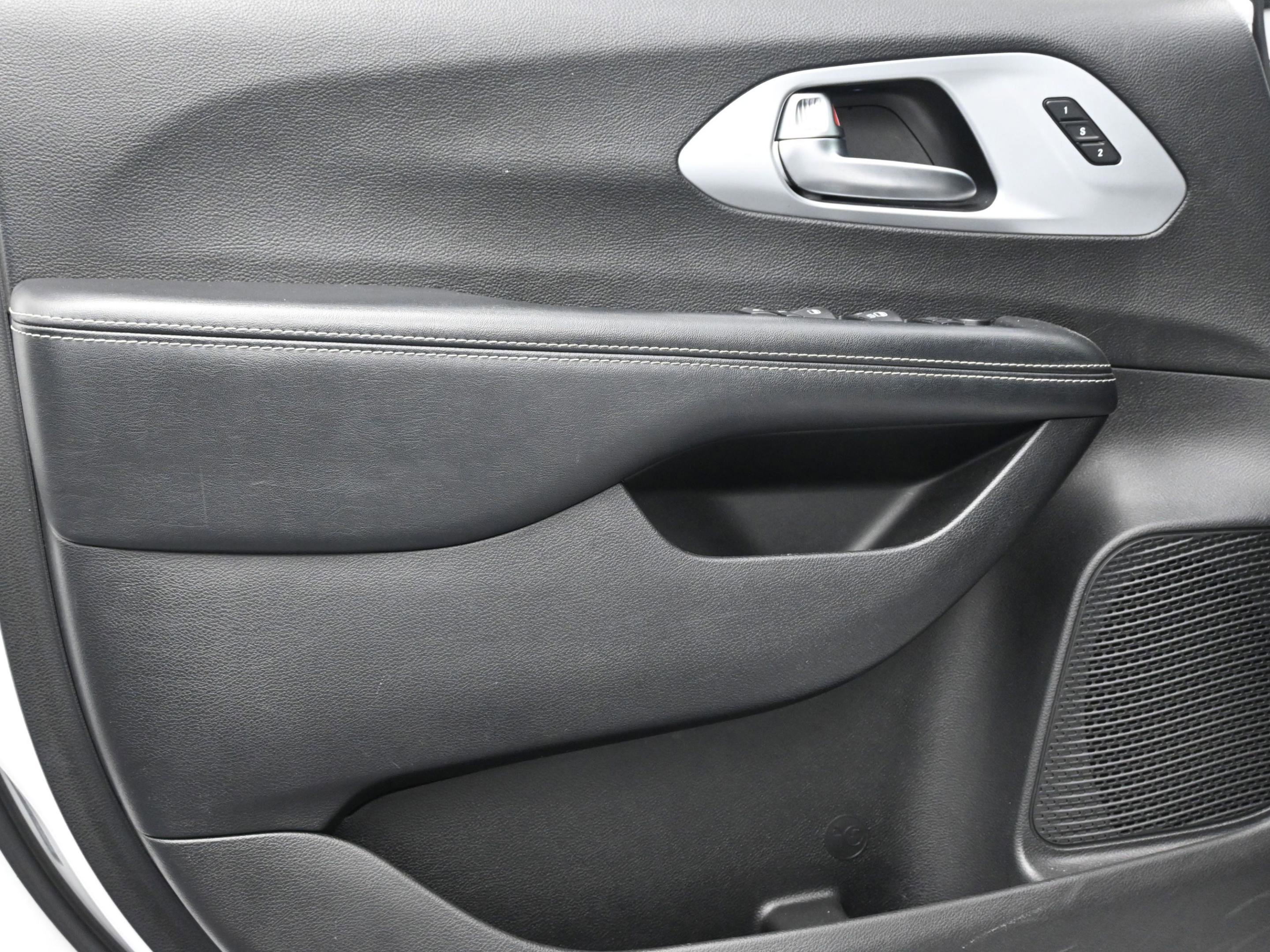 Used 2020 Chrysler Pacifica Touring-L w/ S Appearance Package image 15