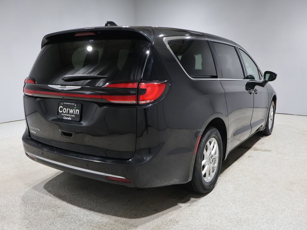 Used 2023 Chrysler Pacifica Touring-L video 2