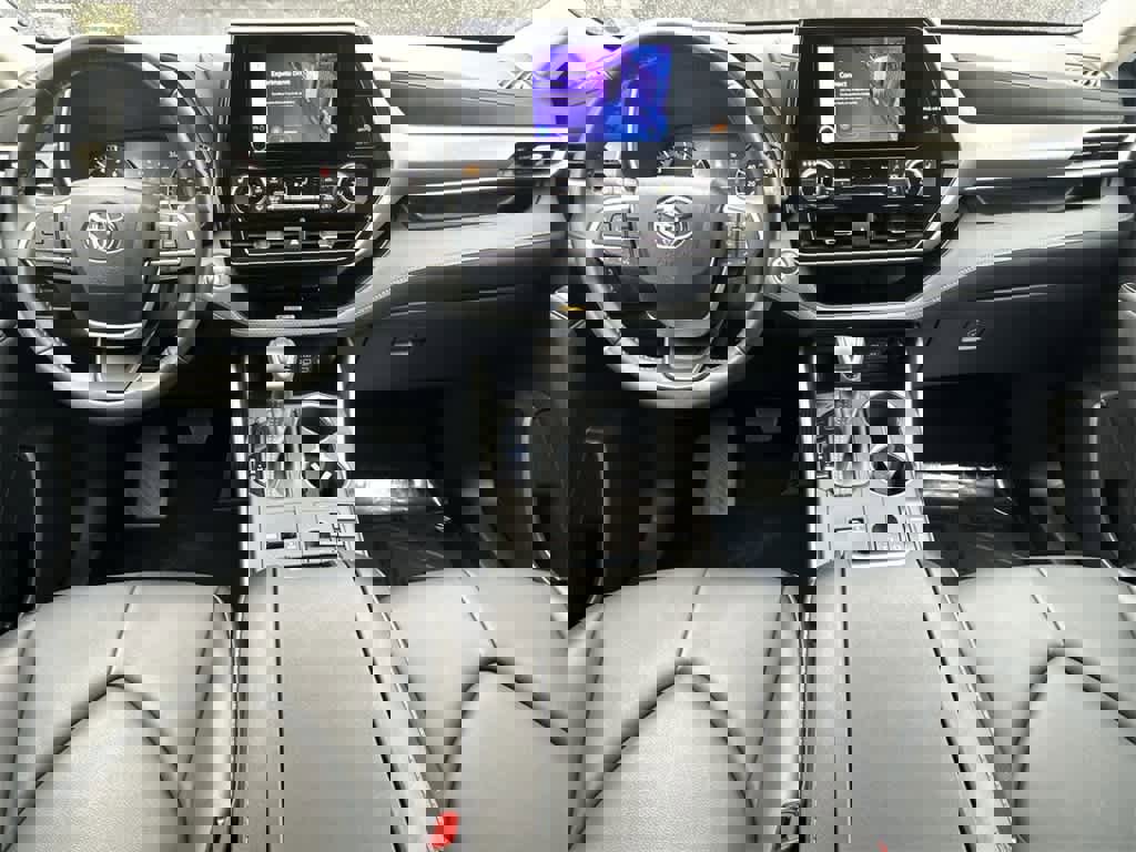 Used 2023 Toyota Highlander XLE image 24