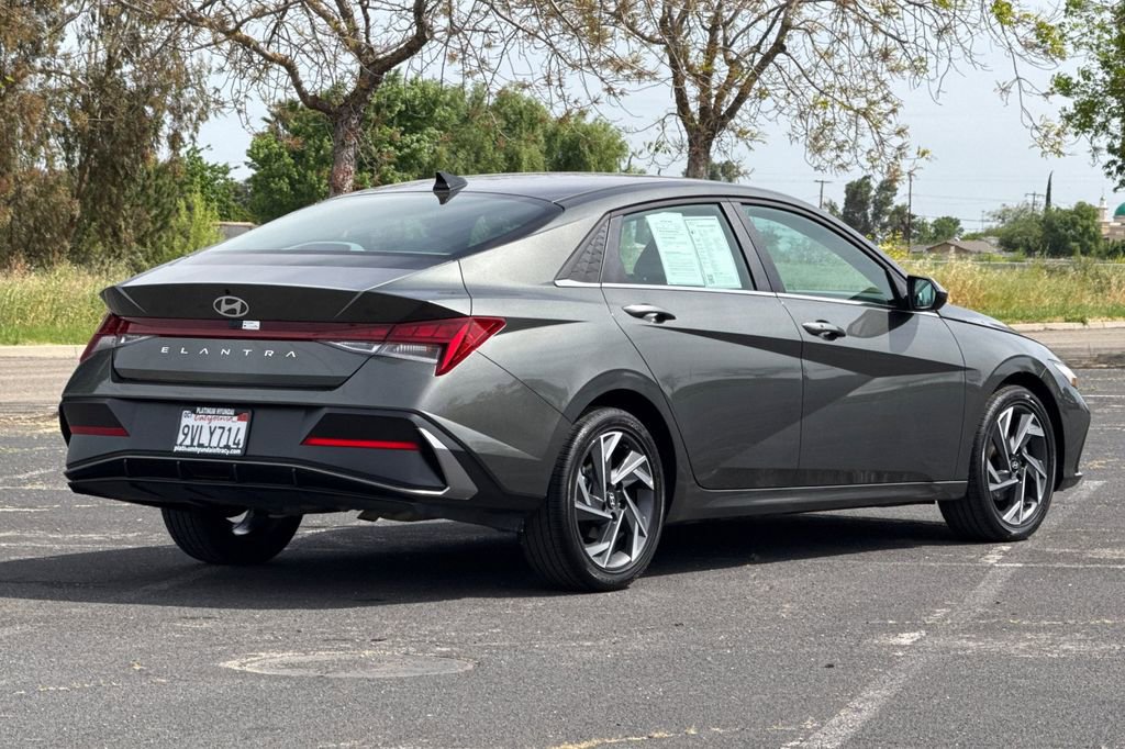 Used 2025 Hyundai Elantra SEL image 4