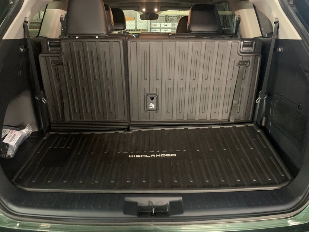 Used 2023 Toyota Highlander XLE image 19
