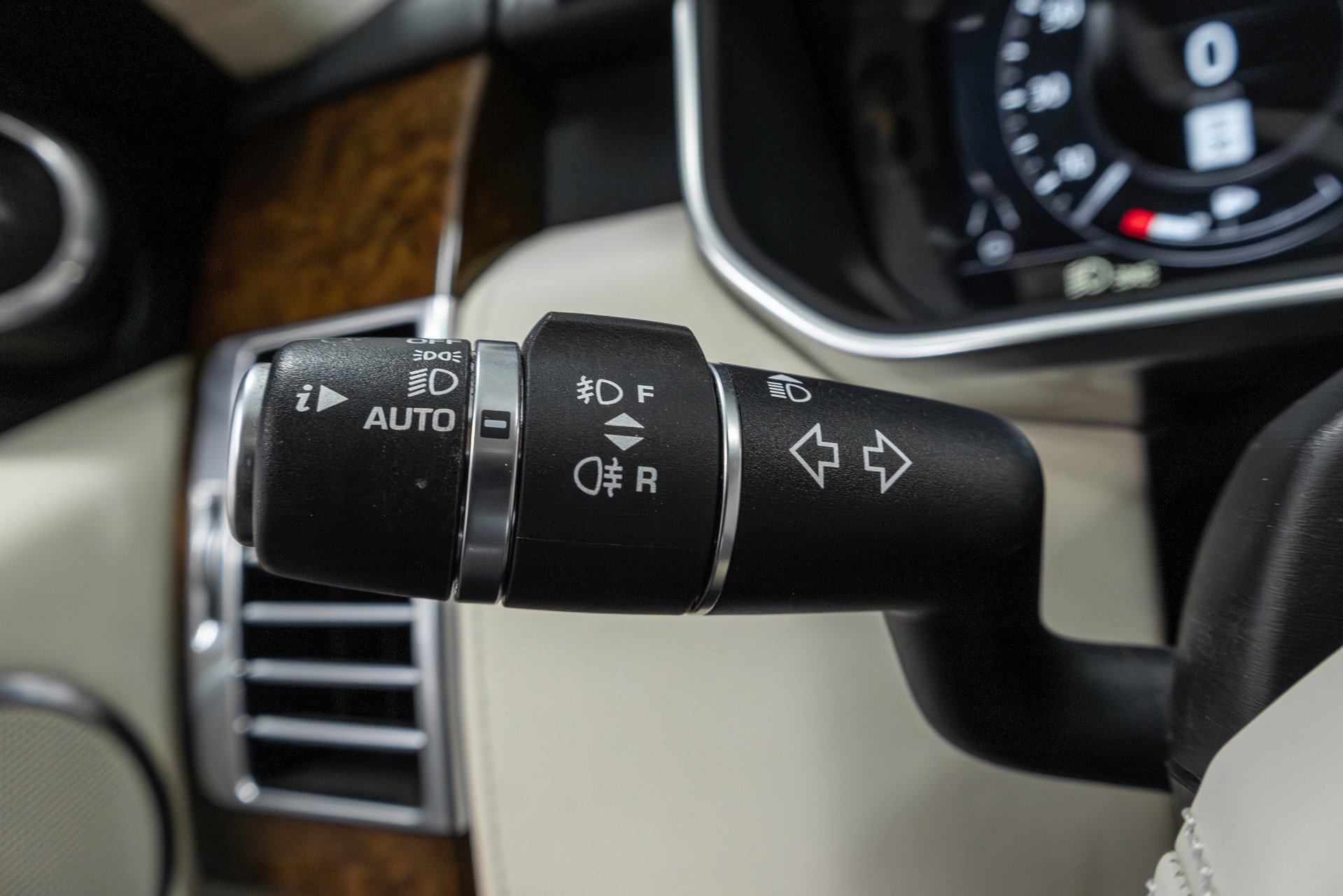 Used 2019 Land Rover Range Rover Long Wheelbase Autobiography image 59