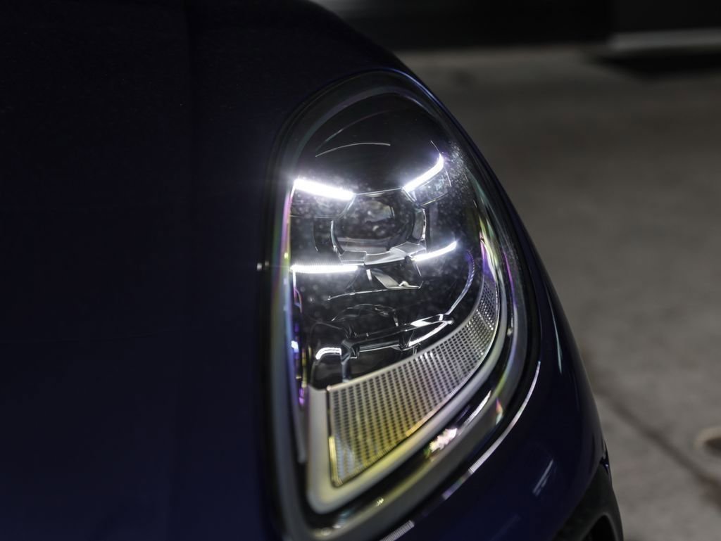 Certified 2025 Porsche Macan image 10