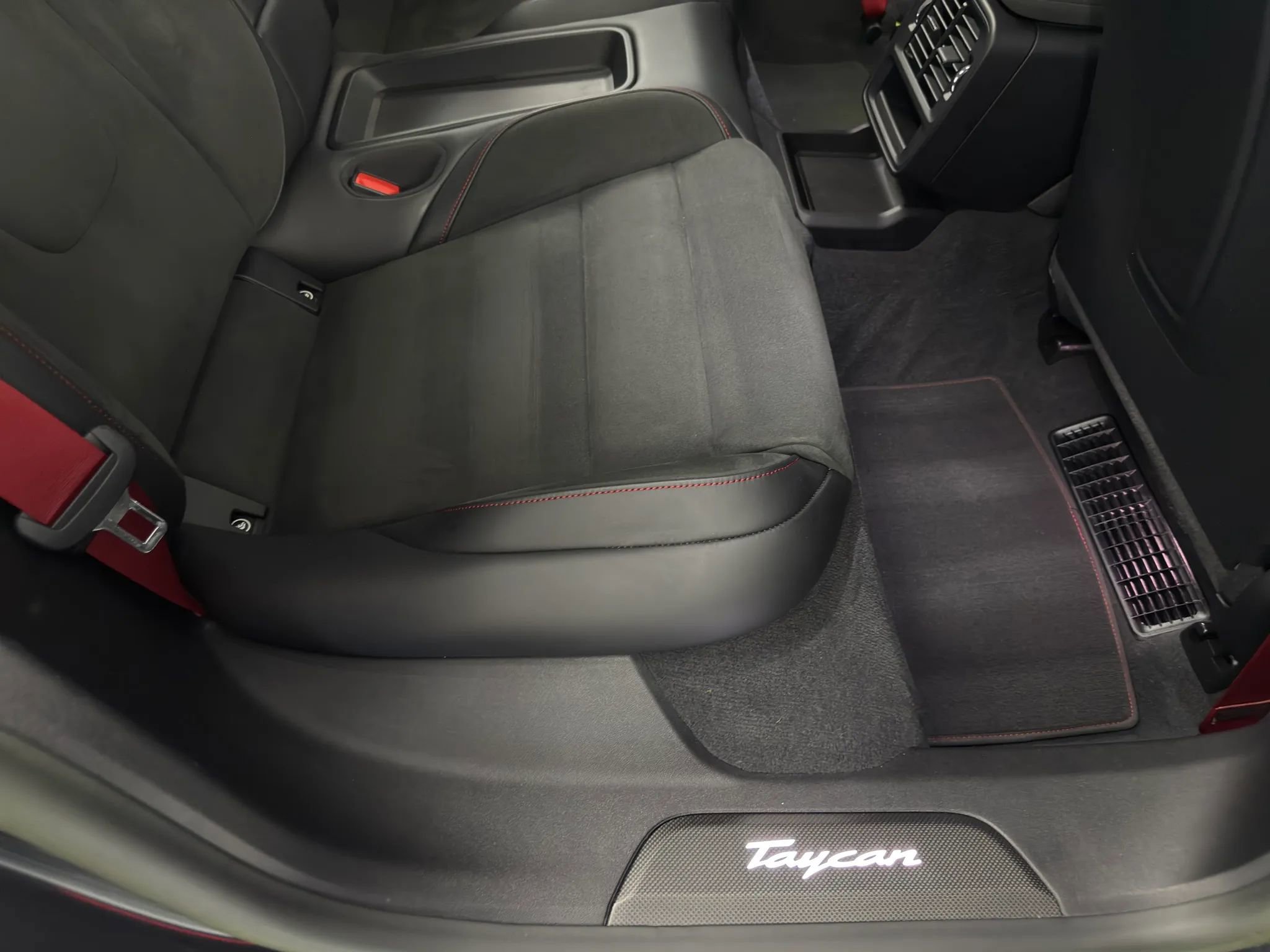 Used 2022 Porsche Taycan GTS AWD/4WD image 18