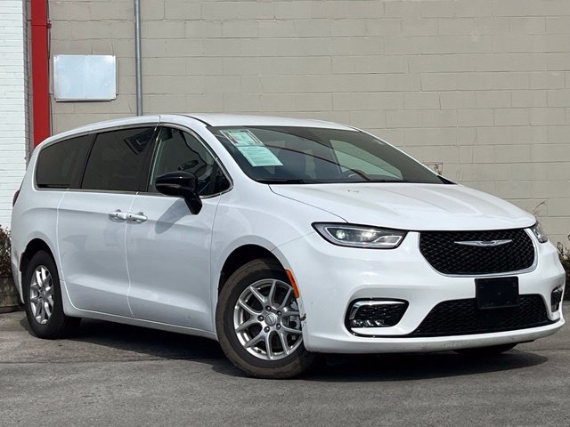Used 2026 Chrysler Pacifica Select