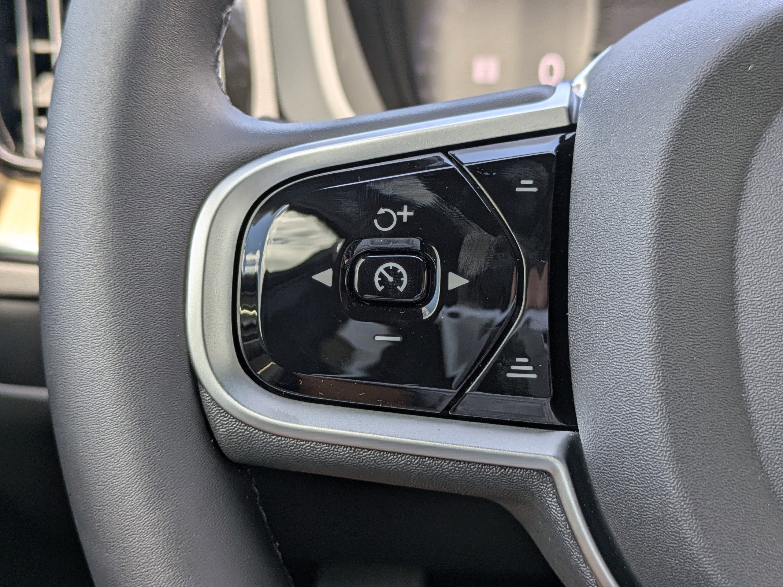 New 2026 Volvo XC60 T8 Core image 24