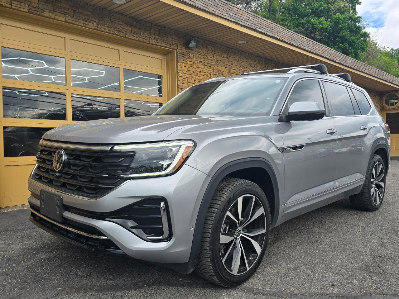 Used 2024 Volkswagen Atlas SEL Premium R-Line AWD/4WD image 2