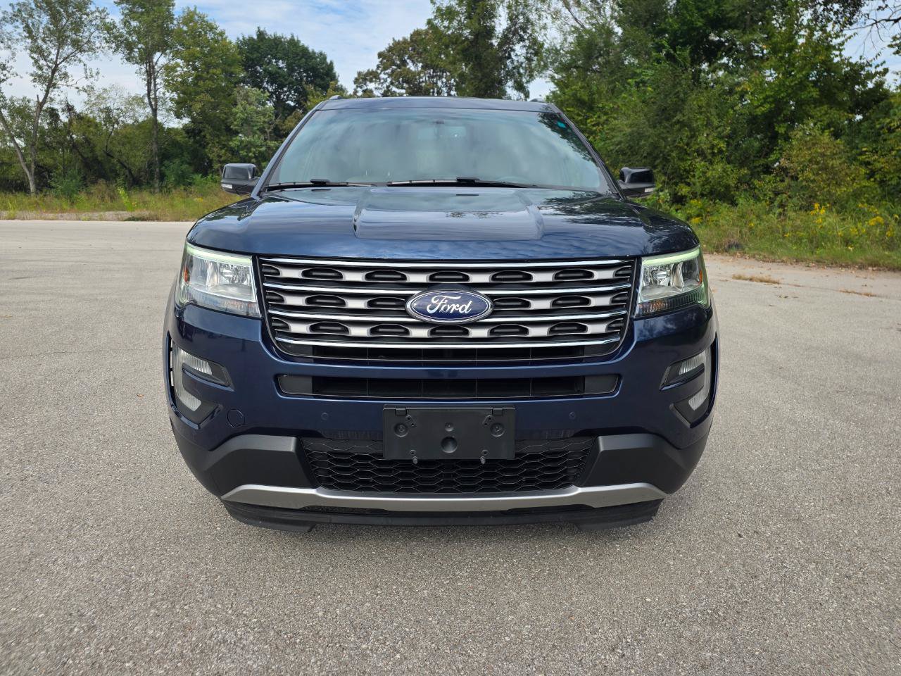 Used 2017 Ford Explorer XLT w/ Equipment Group 202A AWD/4WD image 3