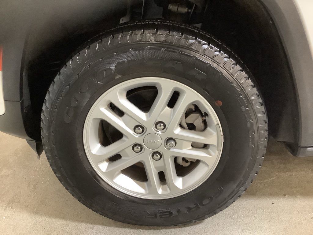 Certified 2023 Jeep Grand Cherokee Laredo AWD/4WD image 13