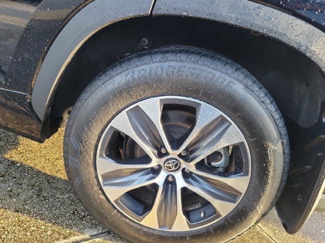 Used 2025 Toyota Highlander XLE AWD/4WD image 6