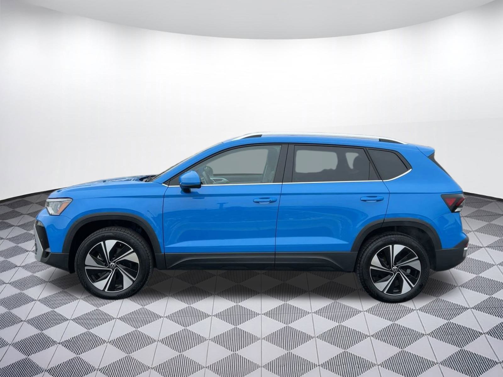 Certified 2025 Volkswagen Taos SE w/ Panoramic Sunroof Package image 2