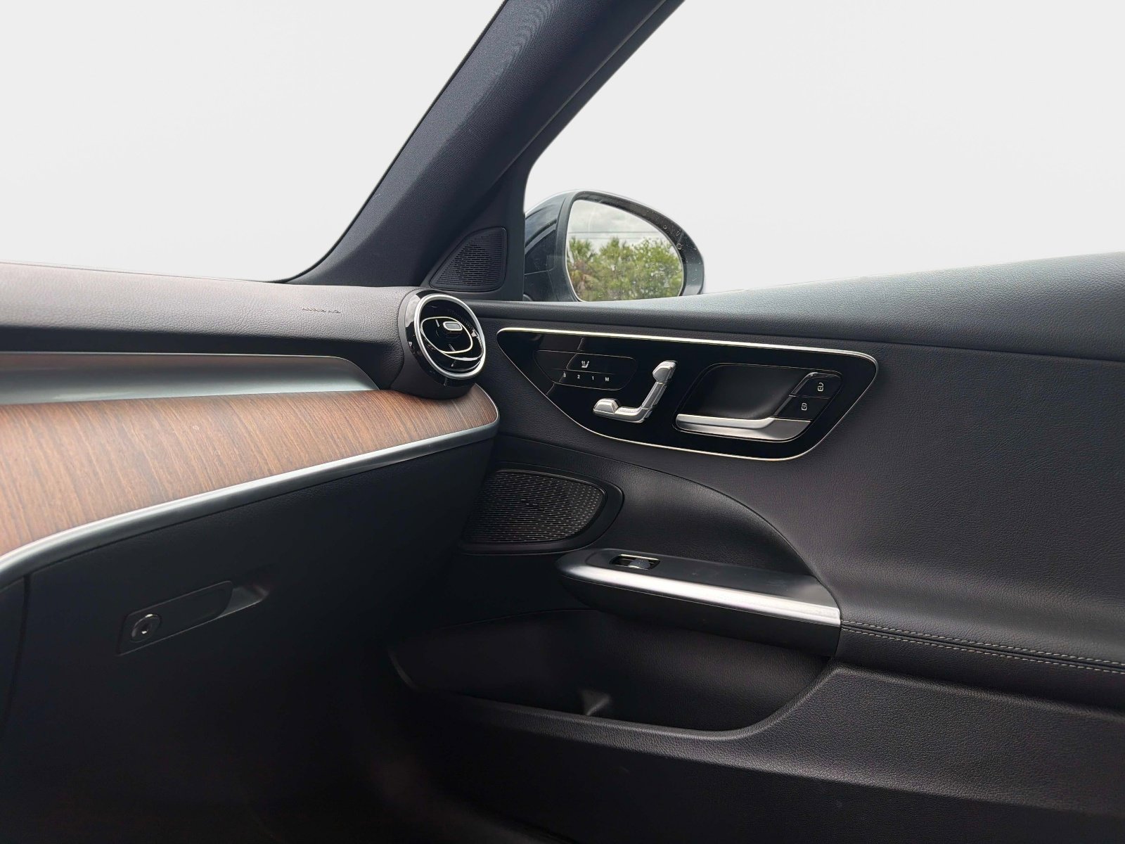 Used 2025 Mercedes-Benz C 300 Sedan image 19