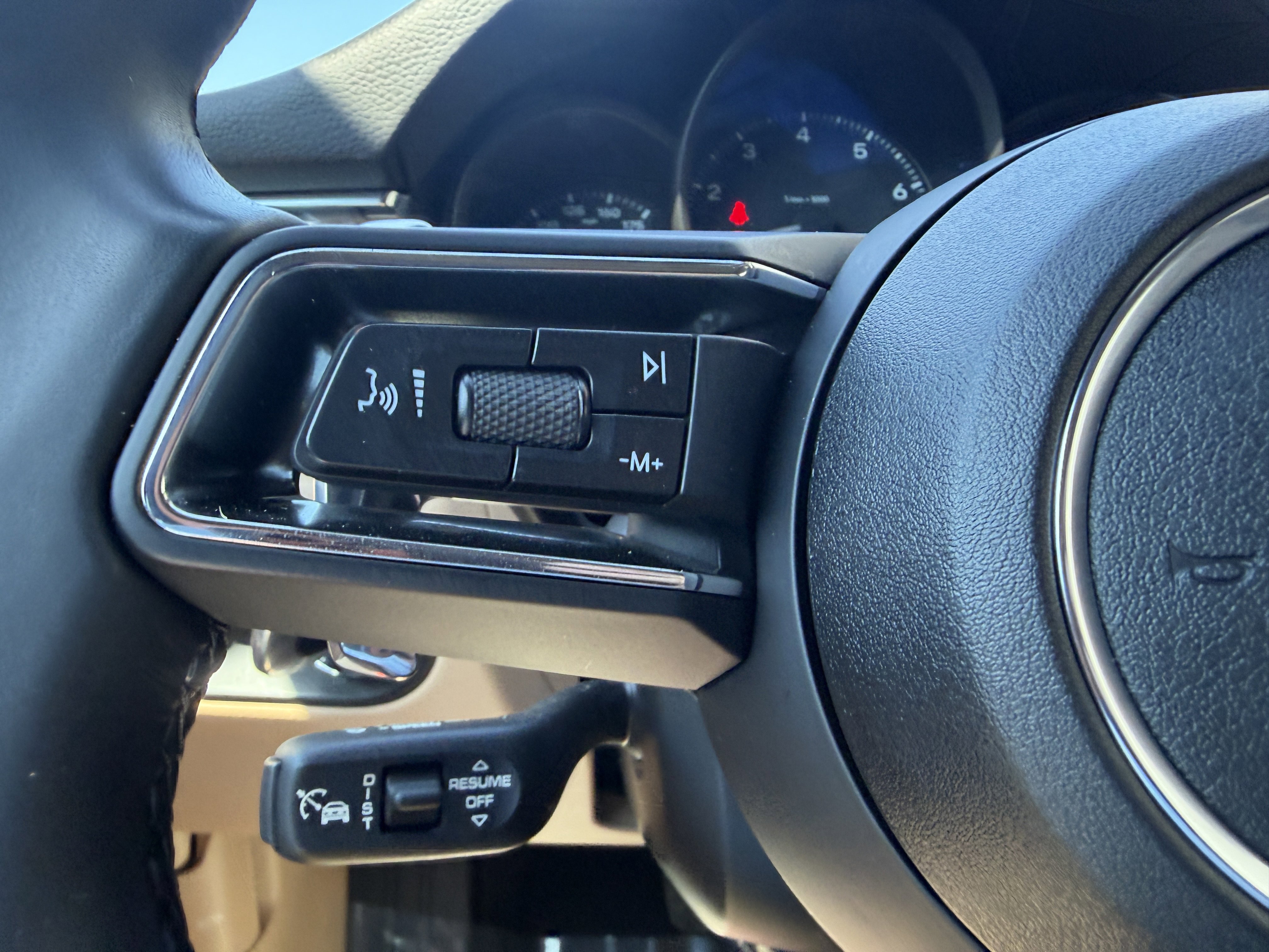 Certified 2025 Porsche Macan AWD/4WD image 33