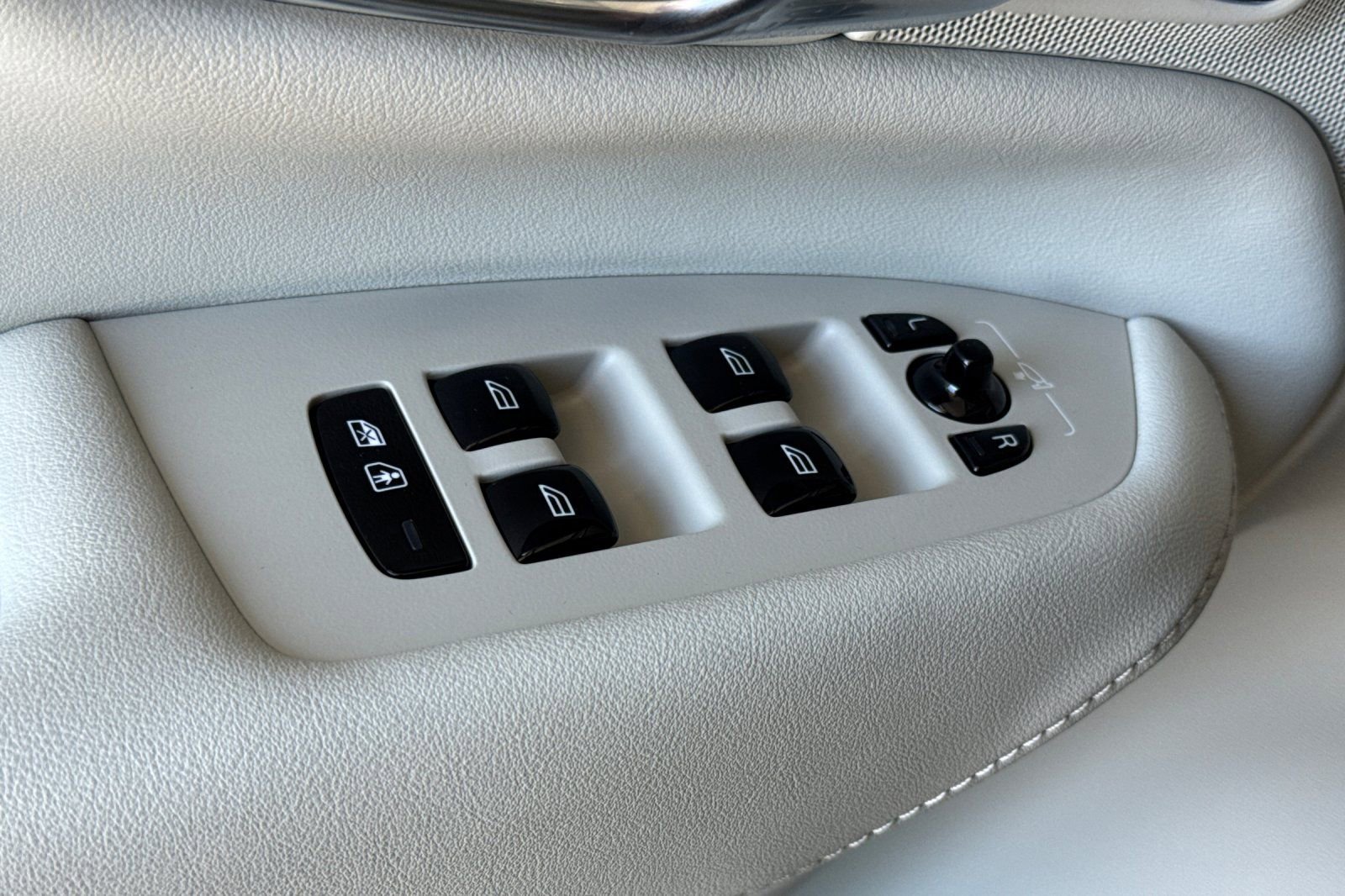 Used 2023 Volvo XC90 T8 Plus image 16