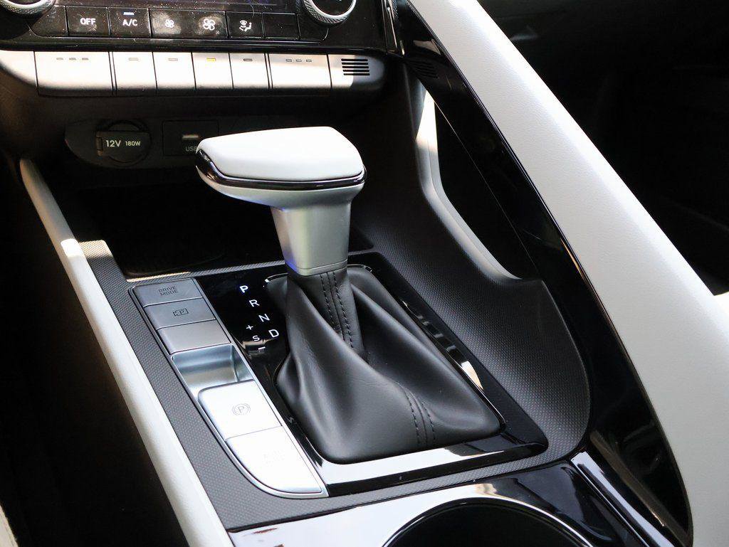 New 2025 Hyundai Elantra Limited image 40