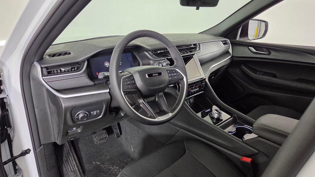 New 2025 Jeep Grand Cherokee Laredo w/ Luxury Tech Group I image 14