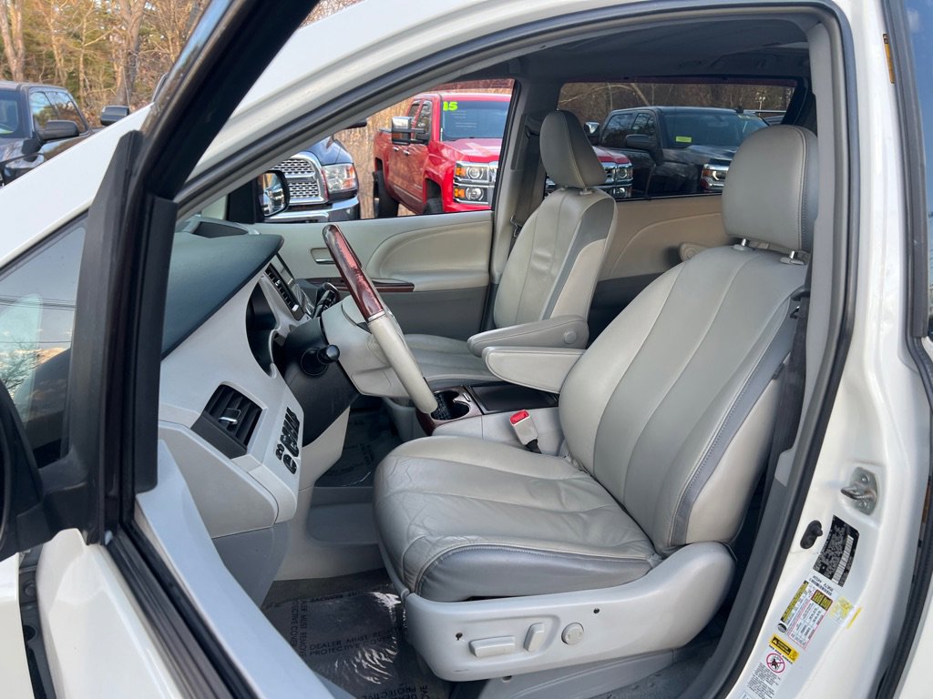 Used 2014 Toyota Sienna Limited w/ Limited Premium Package image 13