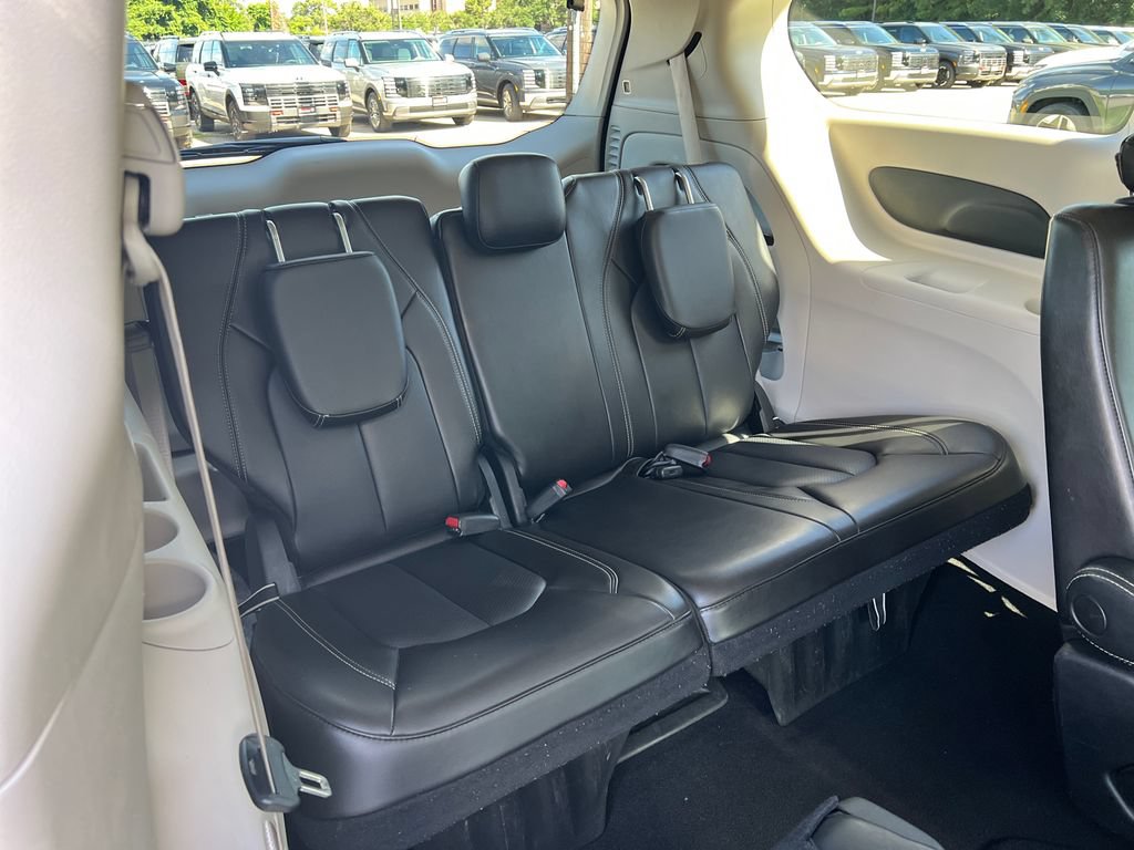 Used 2023 Chrysler Pacifica Touring-L FWD image 10