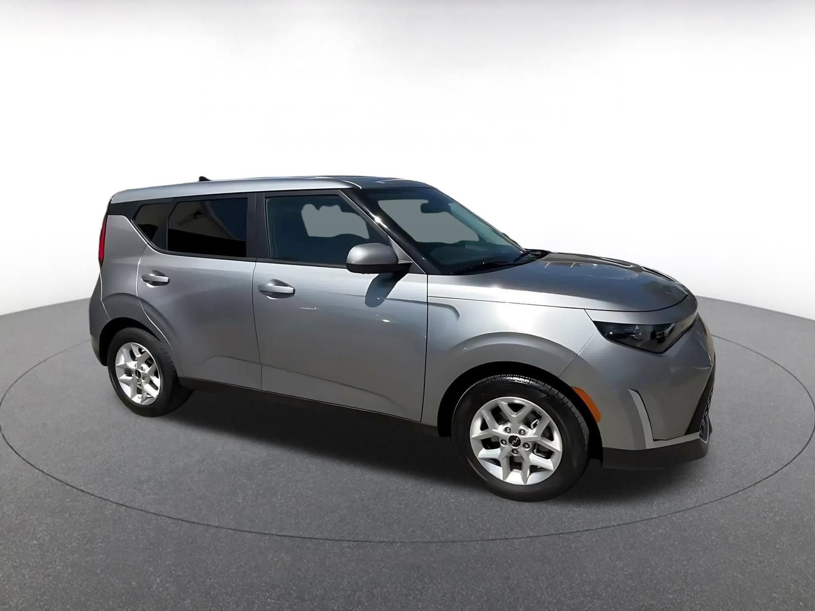 Used 2025 Kia Soul LX w/ LX Technology Package FWD image 2
