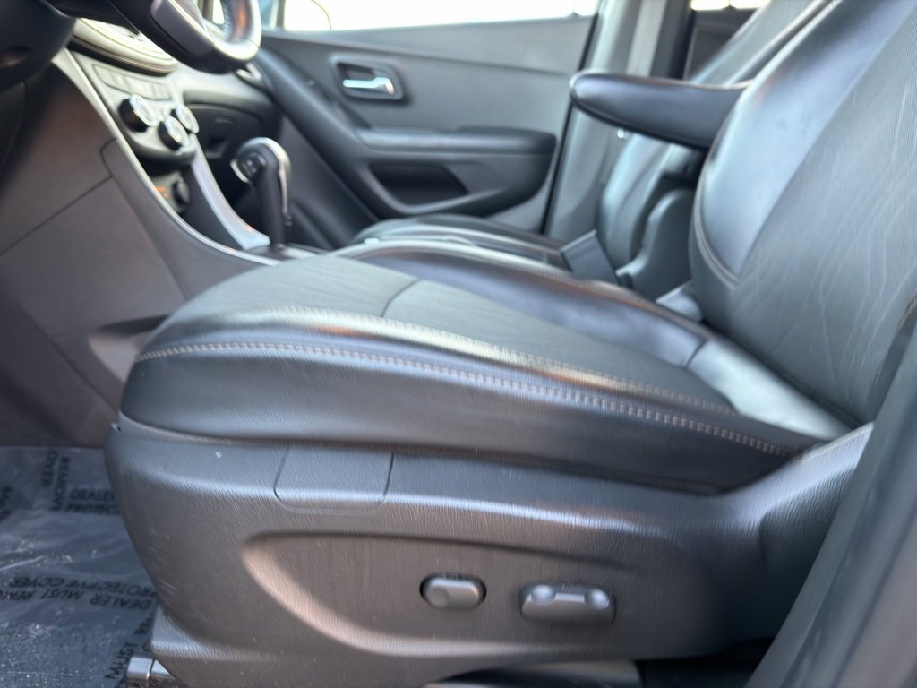 Used 2021 Chevrolet Trax LT w/ LT Convenience Package image 32