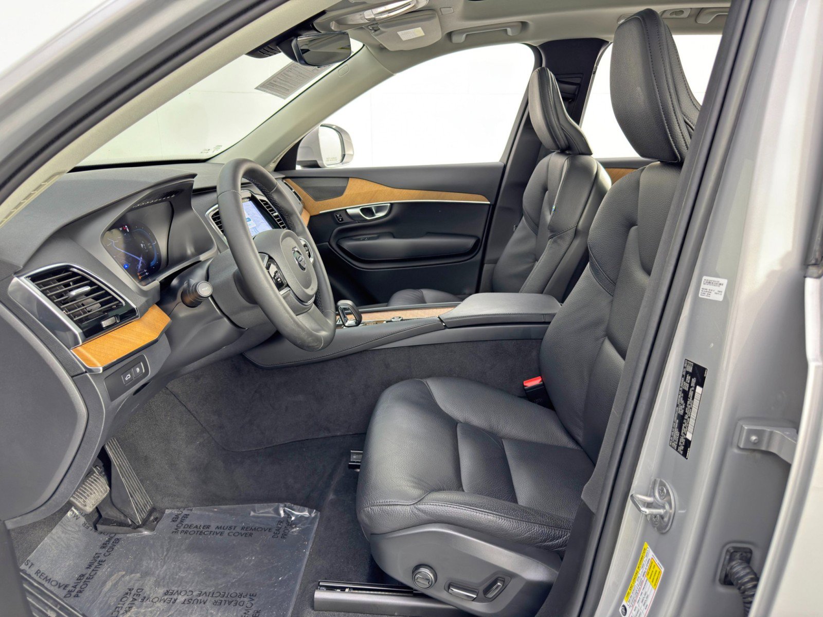 Used 2024 Volvo XC90 T8 Plus w/ Protection Package Premier image 17