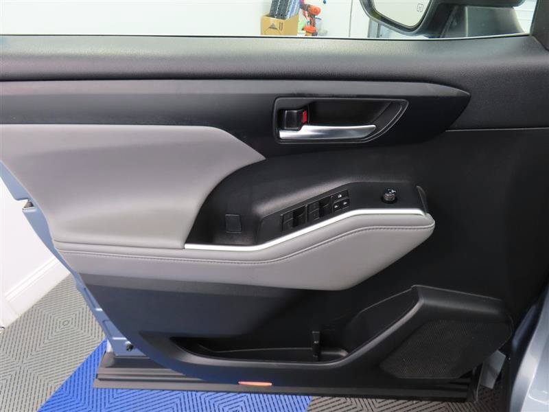 Used 2023 Toyota Highlander XLE FWD image 12