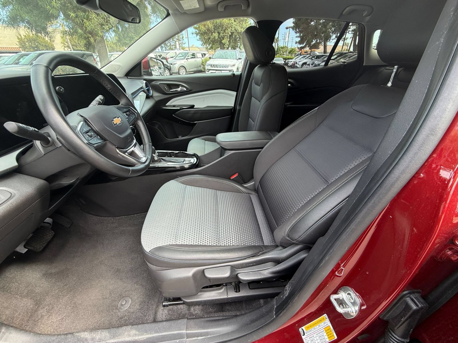 Used 2025 Chevrolet Trax LT w/ LT Convenience Package FWD image 24
