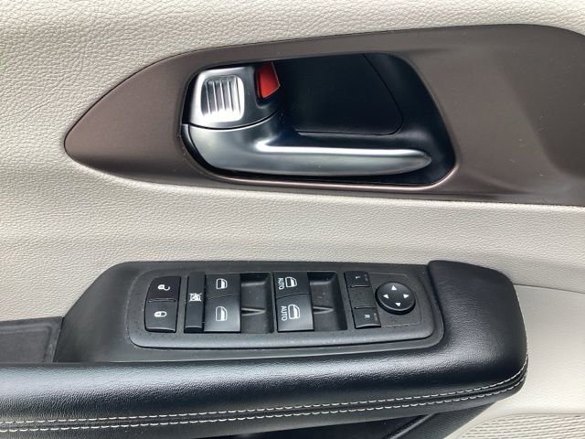 Used 2022 Chrysler Voyager LX image 9