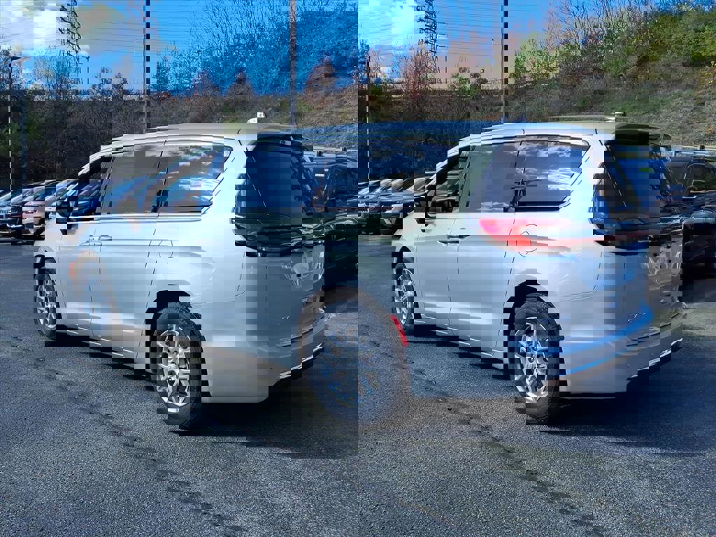 New 2026 Chrysler Pacifica Select image 3